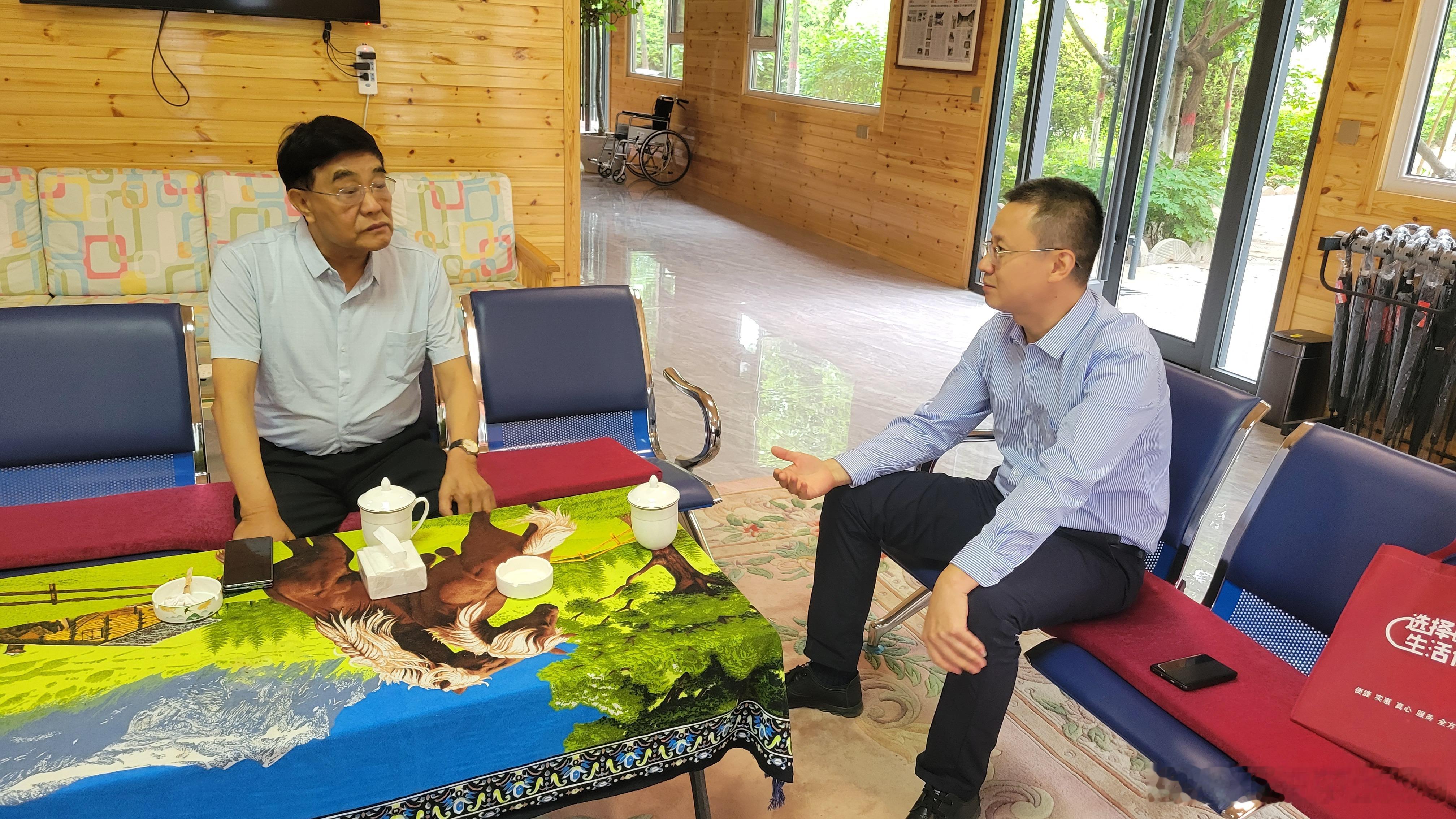 “集邮是一项情趣高尚的文化活动。通过集邮，可以学习历史，了解世界，开阔视野，增长