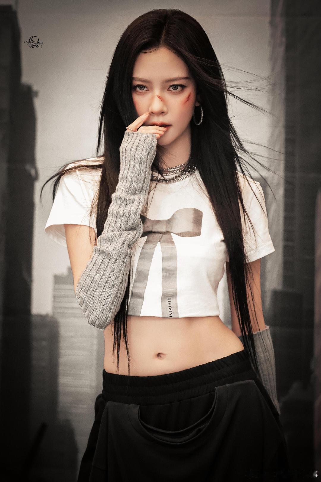 宋妍霏 冷艳妈咪 今晚的颜值巅峰！刘海造型加持冷艳气场，一被夸就笑场，可爱属性藏