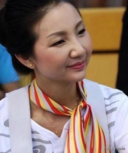 13年前，一架飞往乌鲁木齐的客机升至5000米高空时，一位空姐突然推着餐车猛撞驾