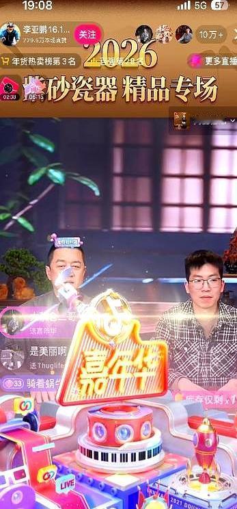 李亚鹏把公益做成日常。
 
15年，1.1万台唇腭裂手术，7000台全免，实打实