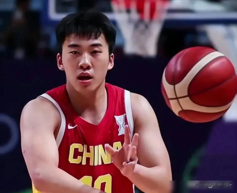 国手王俊杰签约NBL，这步棋下得简直绝了。
9月7日名单一出，圈内炸了。放着C