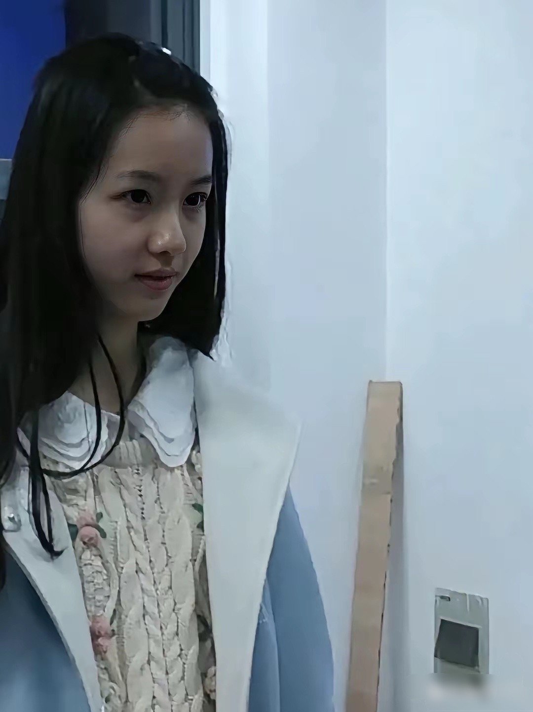 陈都灵校园时期的照片，看起来清纯又乖巧，绝对是很多学生时代的白月光。 