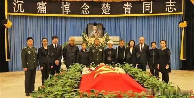 这是楚青同志的遗体告别仪式现场。
2016年2月25日，开国大将粟裕夫人、中央军