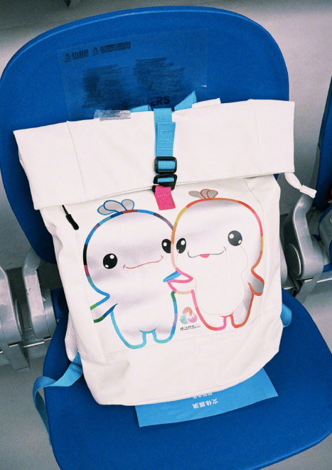 全运开幕式 今日20:00，第十五届全国运动会开幕式将举行，每位观众的座位上都有