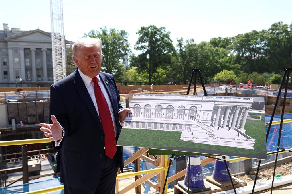 美国总统特朗普周二在华盛顿特区视察白宫宴会厅修建工程时表示，该工程完工后其任期也