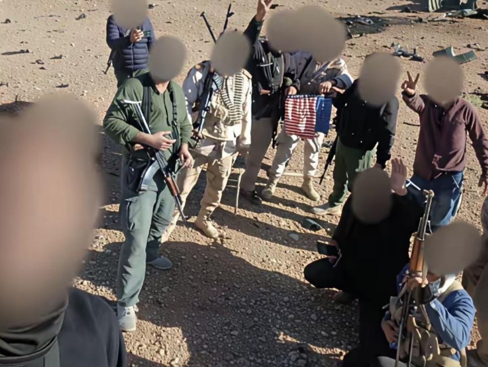 哈哈哈哈哈哈哈，所以我实在没懂，美国军人怎么会把国旗做成内裤的，国旗在裆里会很舒