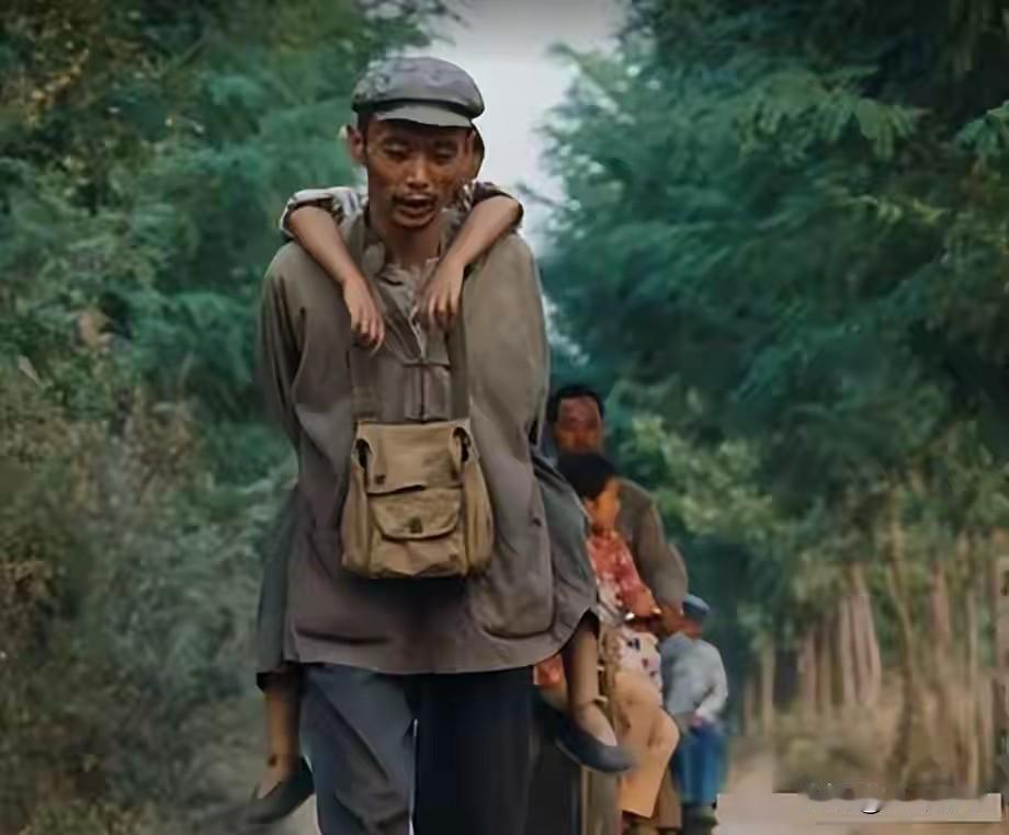 作家余华的《活着》其实就是告诉我们：
一个人被激发出来的韧性，远比我们想象的更加