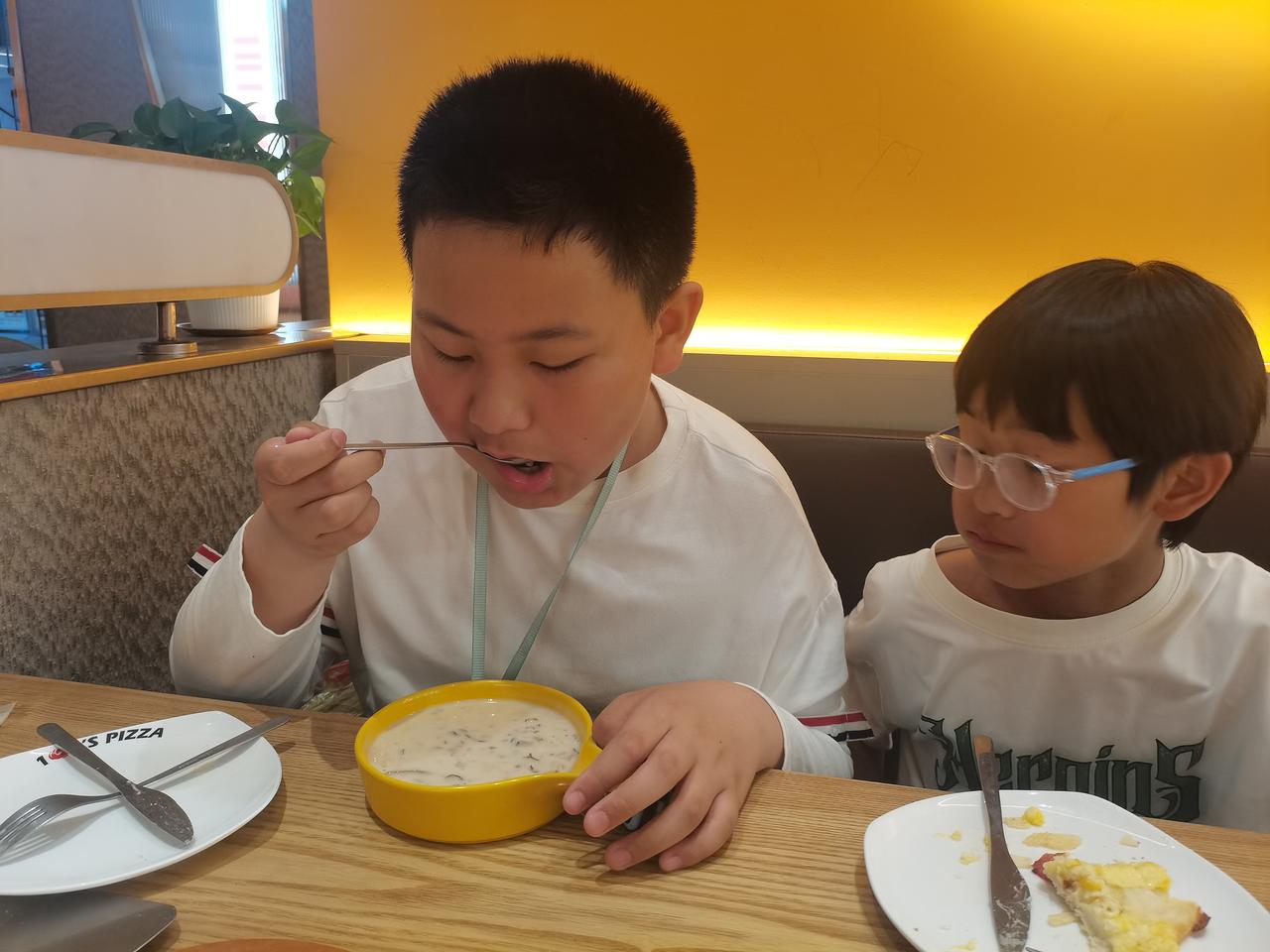 我认为不会消失。
    网络时代，线上购物已是趋势，足不出户就能买到心怡的东西