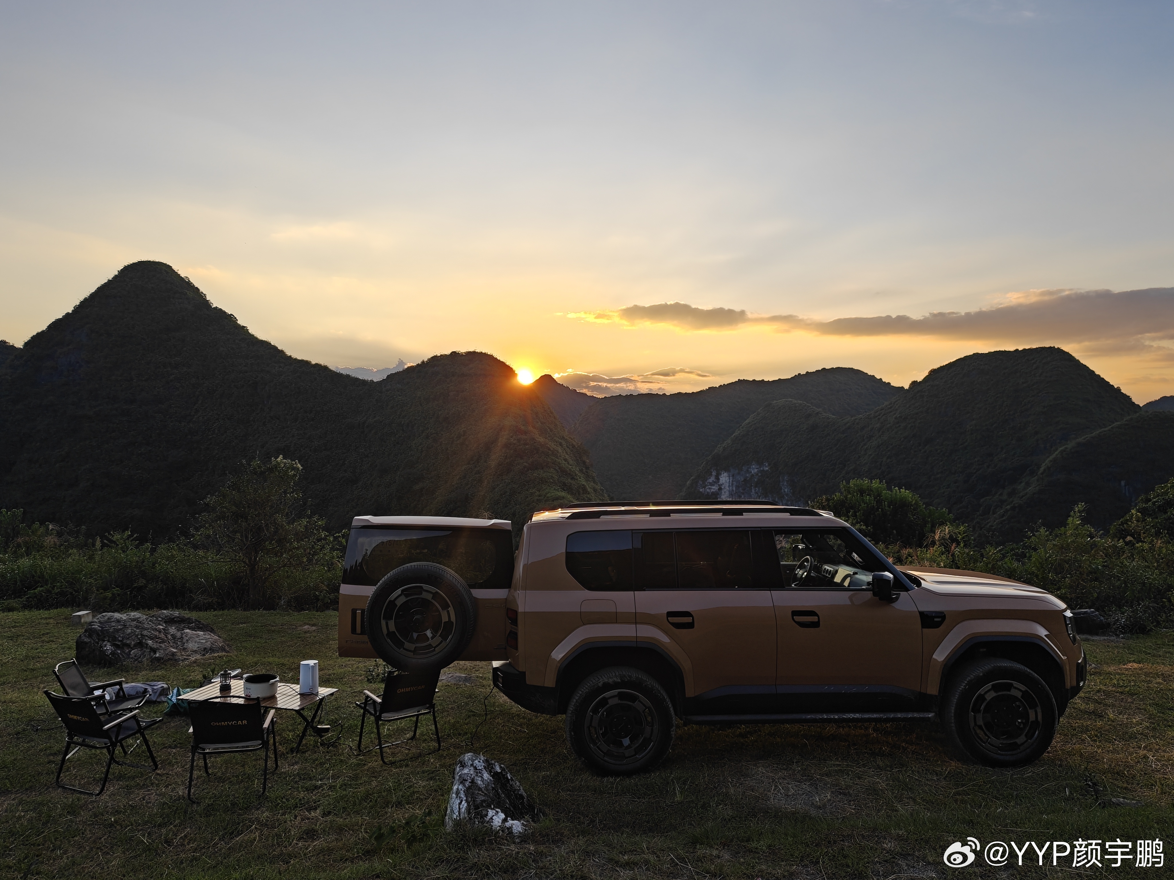 昨天我们去的这个高山民宿，要走半小时的非铺装小径才能到，看我们工作车都要动用到2