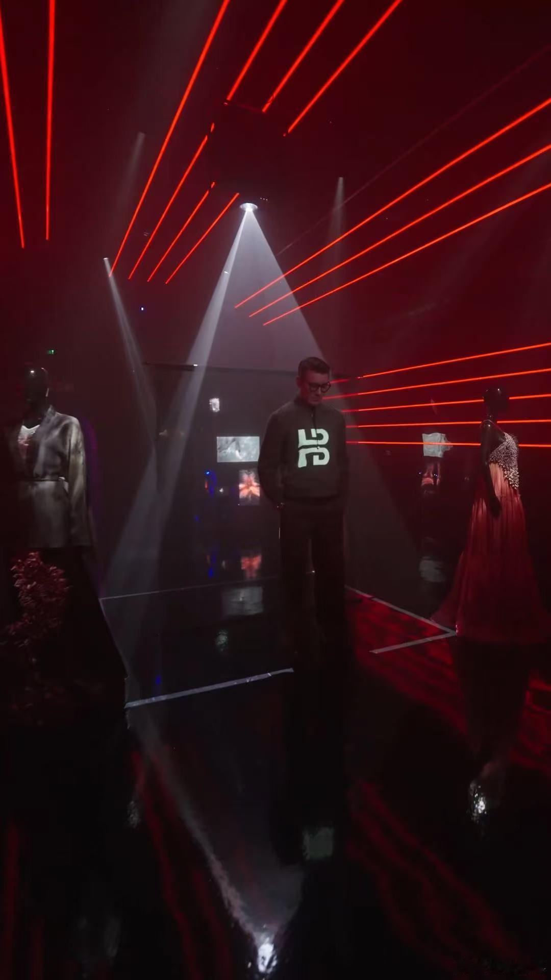 胡兵抗住了顶光灯 顶光向来是明星们的噩梦，从上往下的光线会放大脸部所有缺点，让颧