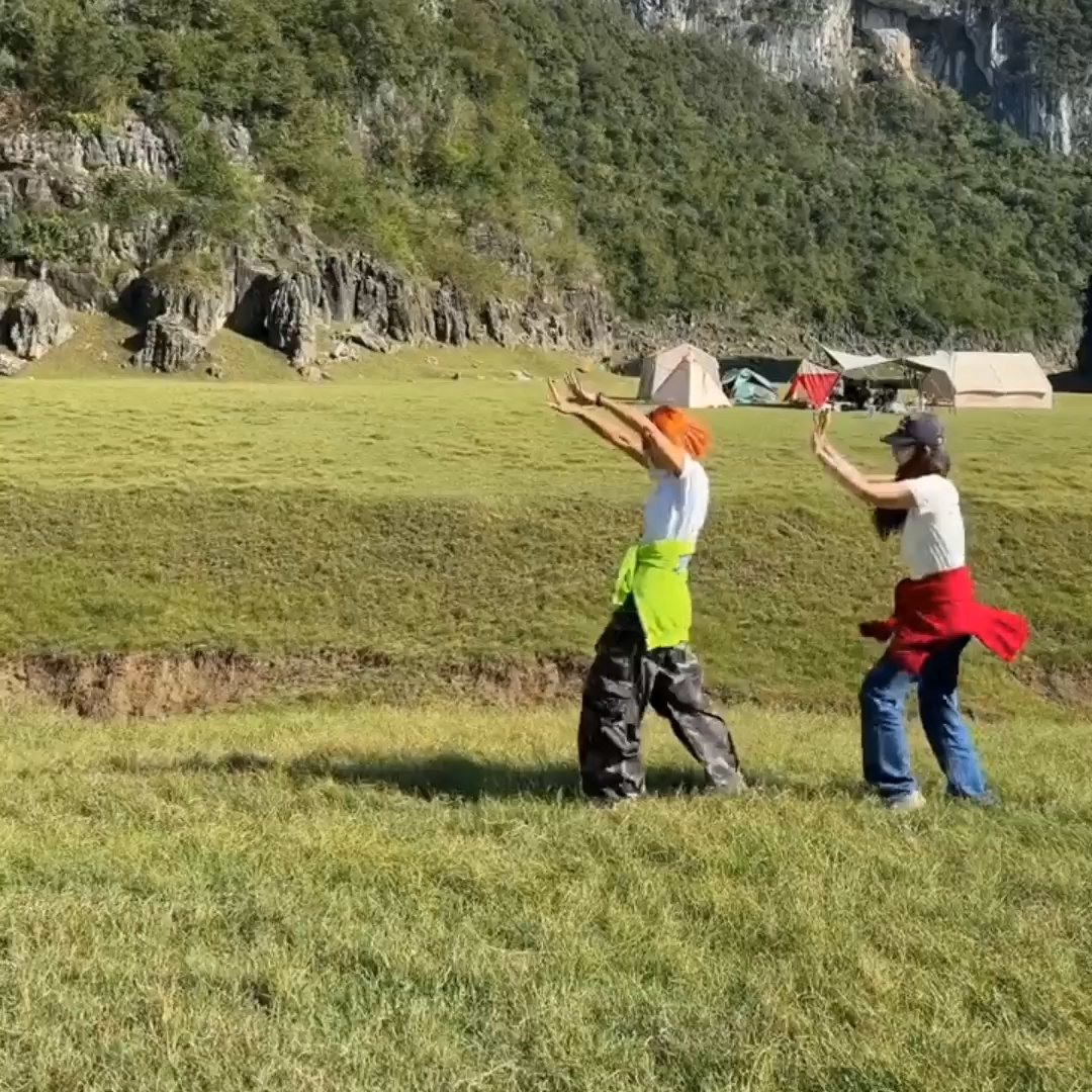 和闺蜜冲进深山，我们决定用“发疯式”拍照解锁快乐密码！📸 什么悬崖边比耶、溪流