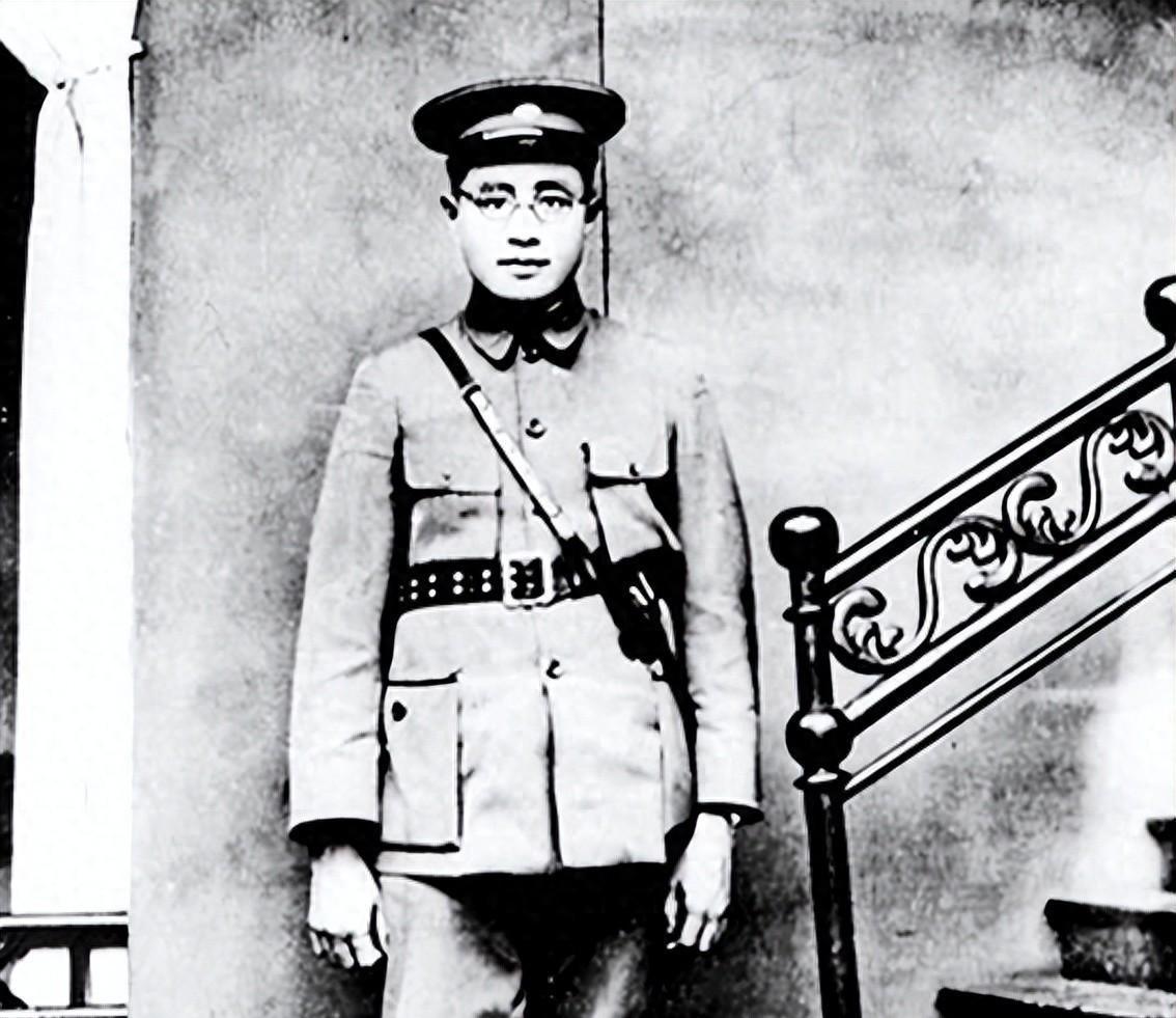 1949年冬天，刚解放的重庆，刘伯承将军站在嘉陵江边，突然对警卫说：“这地方，我