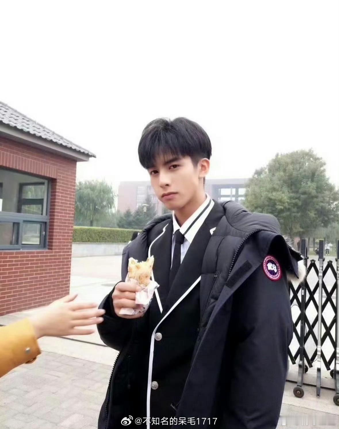 哈哈哈哈哈14岁好青涩好抽象