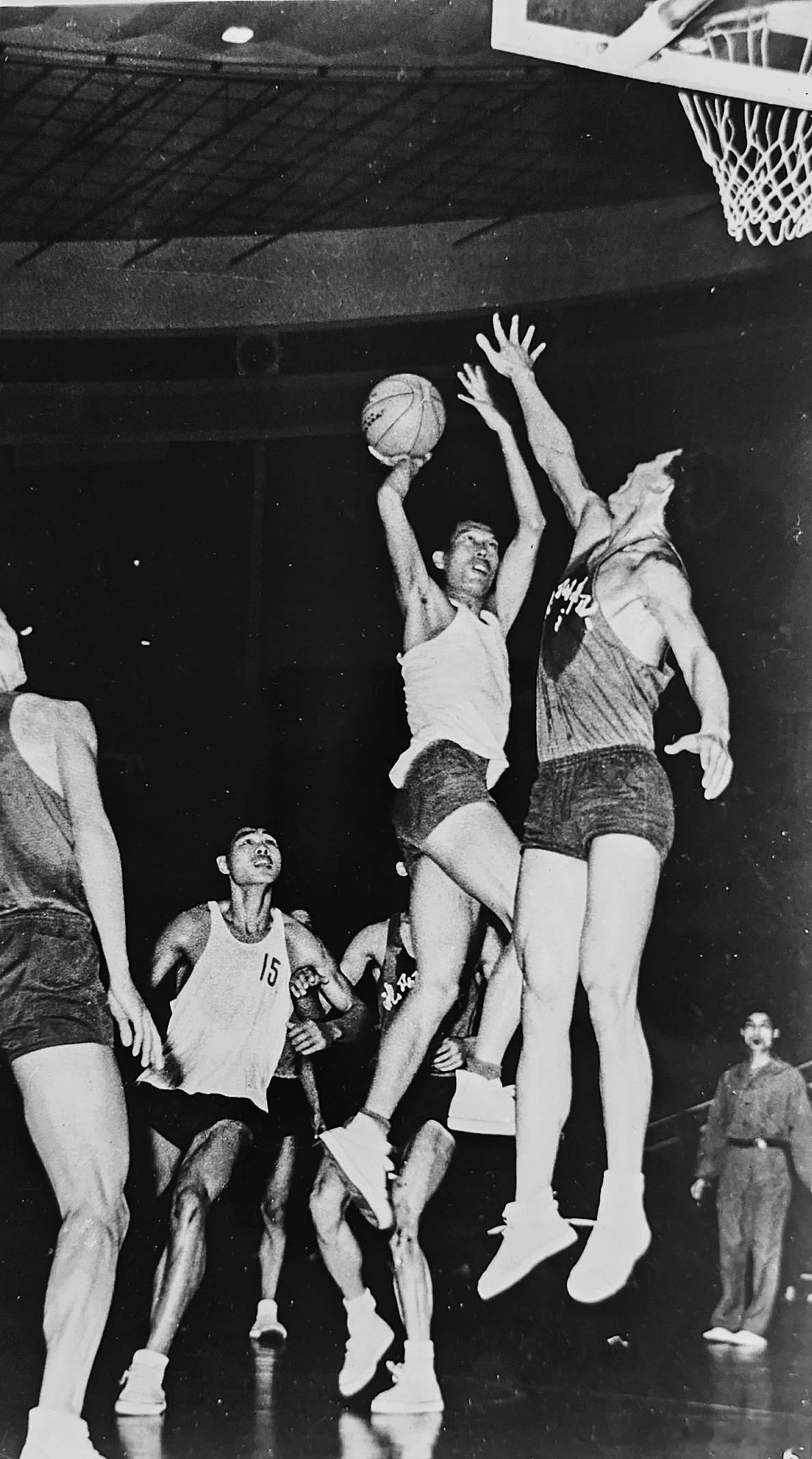 篮球捡史 1973年11月5日—20日，全国篮球联赛第二阶段分别在杭州、南昌、合