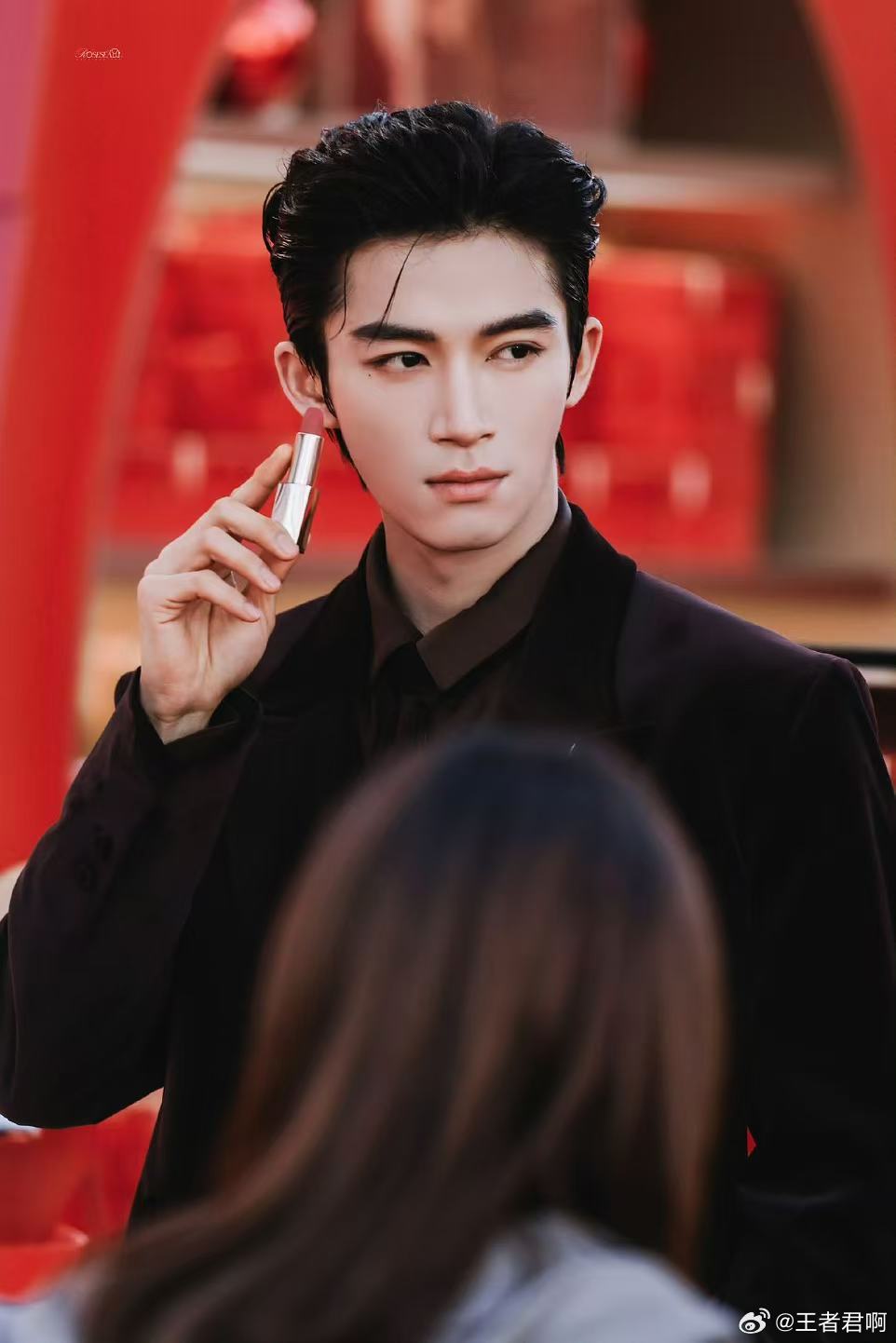 王星越高叶嫂嫂开门我是我哥 谁说路透只是开胃小菜？王星越的综艺路透帅出新高度，一