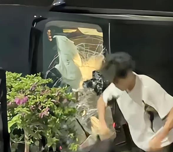 “全网破防！”广东汕头凌晨三点空荡荡的街头，一名年仅18岁的少年，凭着一腔赤诚与