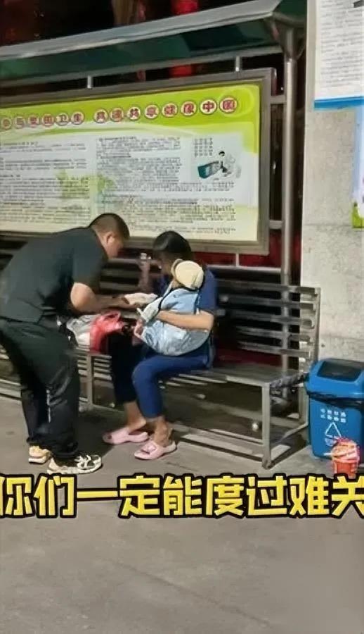 医院走廊撞见背娃夫妻啃馒头

没想晚上又看见更揪心的一幕

中午路过医院走廊，看