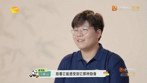 #饲养员给熊猫称重#我真的很喜欢这些大熊猫啊，毛茸茸的在饲养员怀里真的好可爱啊，
