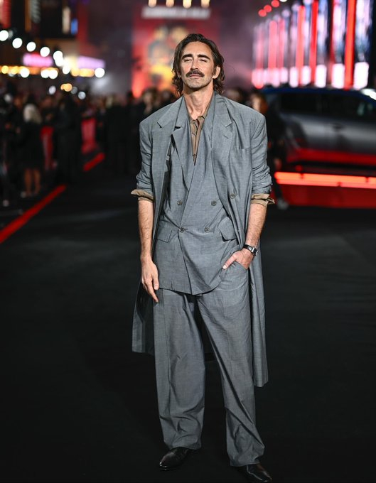 李·佩斯随《猎杀游戏》剧组亮相伦敦首映礼。本片由埃德加·赖特执导，格伦·鲍威尔主