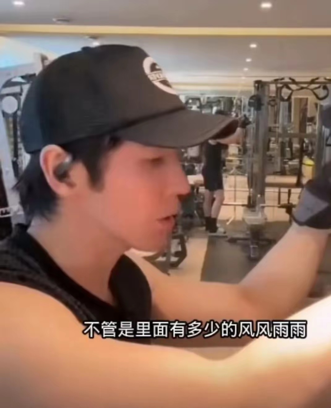 张伦硕否认与钟丽缇一见钟情在一起十年两人磕磕碰碰、风风雨雨，着实在不易。他表示两