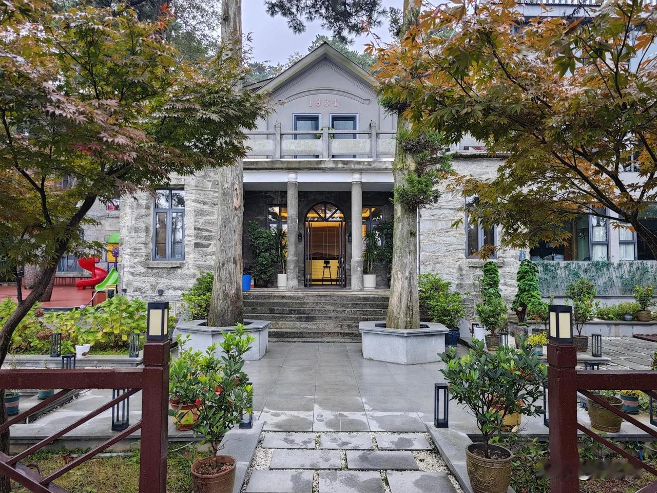 1934茗野客栈，是我此次庐山行入住的地方。
非常的有惊喜，首先是地理位置好，就