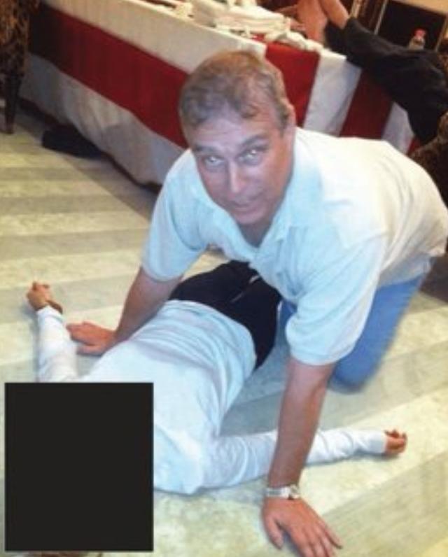 最新爱泼斯坦萝莉岛照片曝光：英国王子又被拿出来，还在触摸女性腹部！1月31日美国