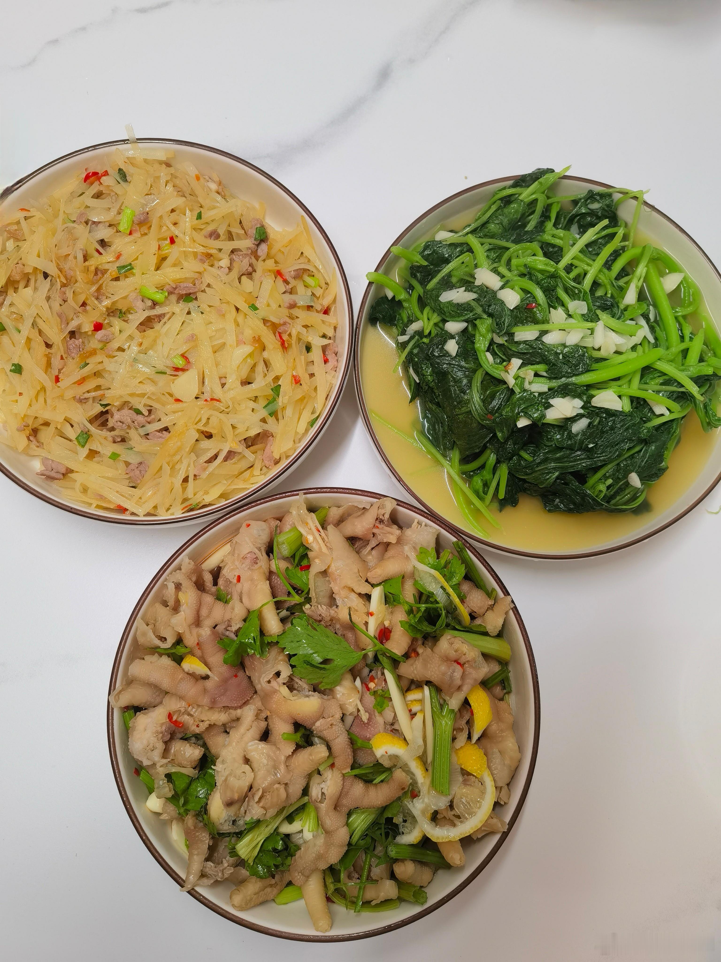 再忙也要按时吃饭。食物能治愈疲惫，也是种温柔的仪式感。