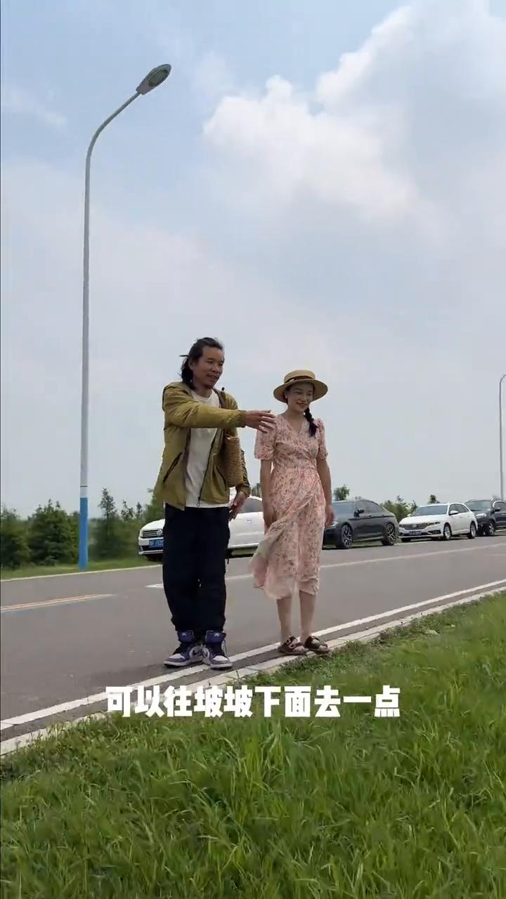 草坪坡坡拍照不要这样子，也不要这样子。
·可以往坡坡下面去一点，角度再贴近地面一