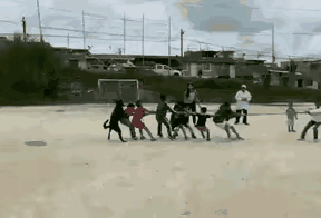 果然是狗队友呀，越帮越忙，越帮越输。
操场上，老师组织学生拔河比赛，对阵两方势均