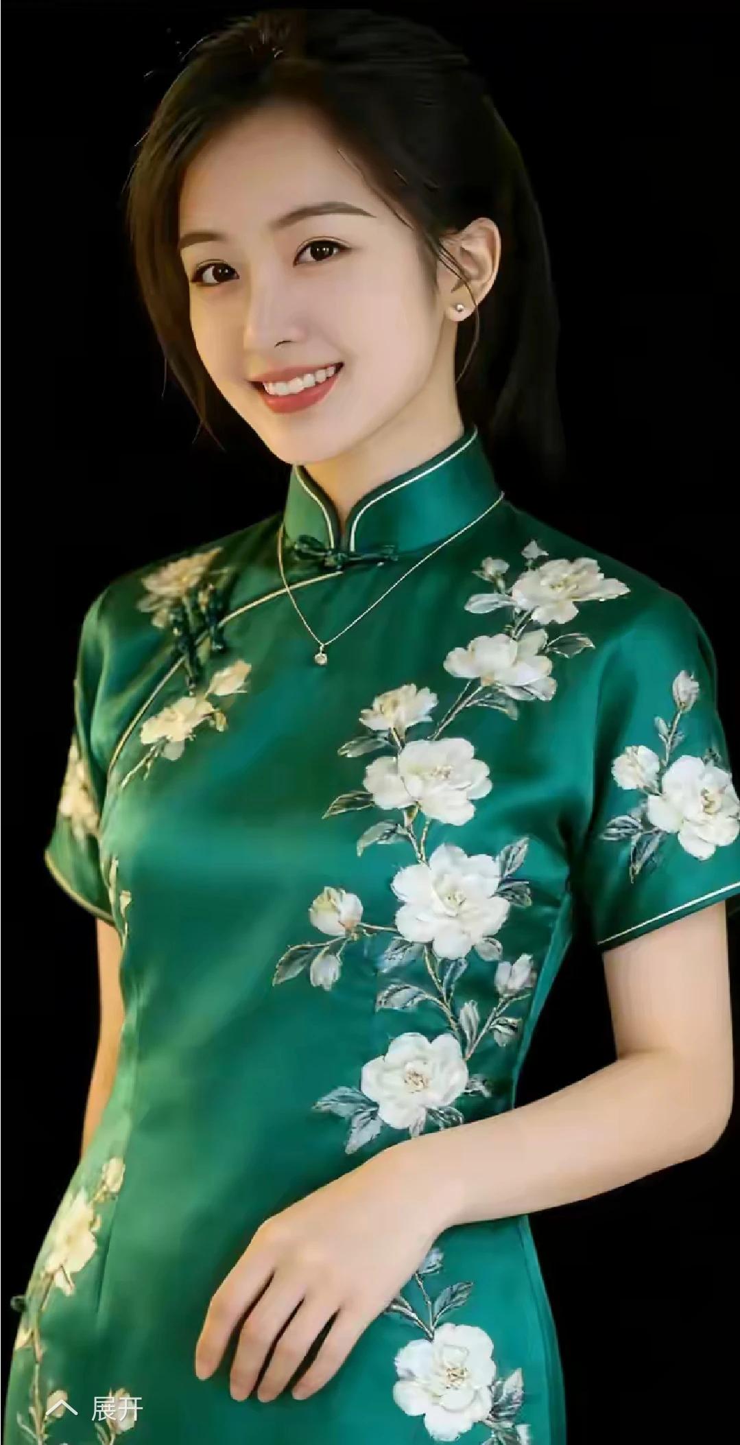 旗袍雅韵，文化传承。
绿意凝裳，白花缀韵。
一颦一笑，江南烟雨。
流动风景，清雅