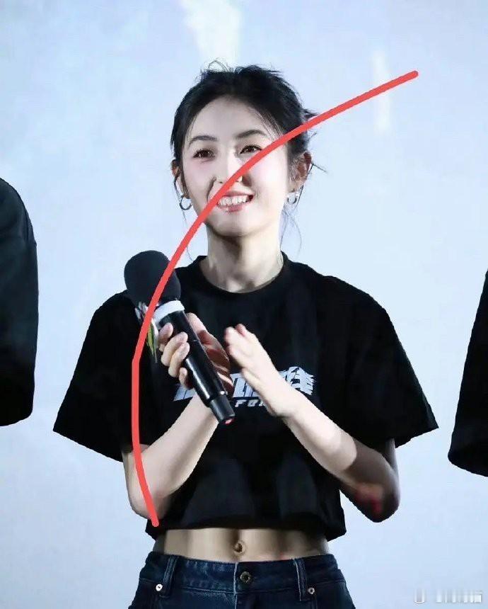 张子枫，脸庞清纯似少女，身材却曲线玲珑超夸张。这独特反差，打破常规印象，别有一番