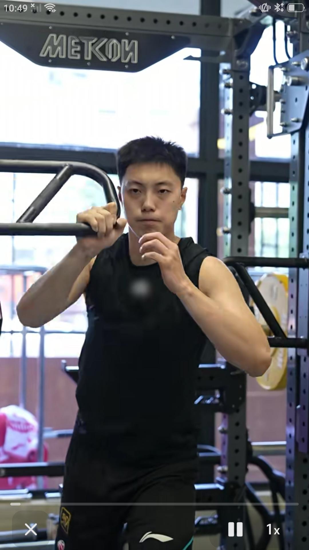 据粤媒消息，今天广东宏远队进行今夏休赛期人员调整后，首次器械力量训练。在队长胡明