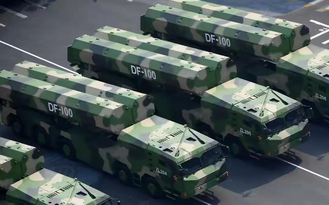 中国突然亮出“决战大杀器”！美国岛链基地，全在射程内
 
2019年国庆阅兵的方