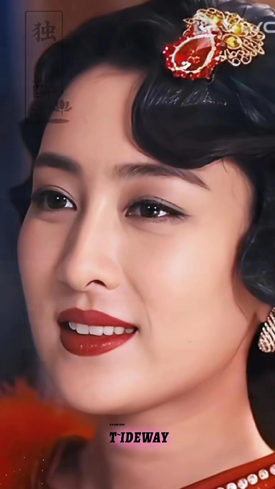 这妆容好精致，感觉像古风美人。