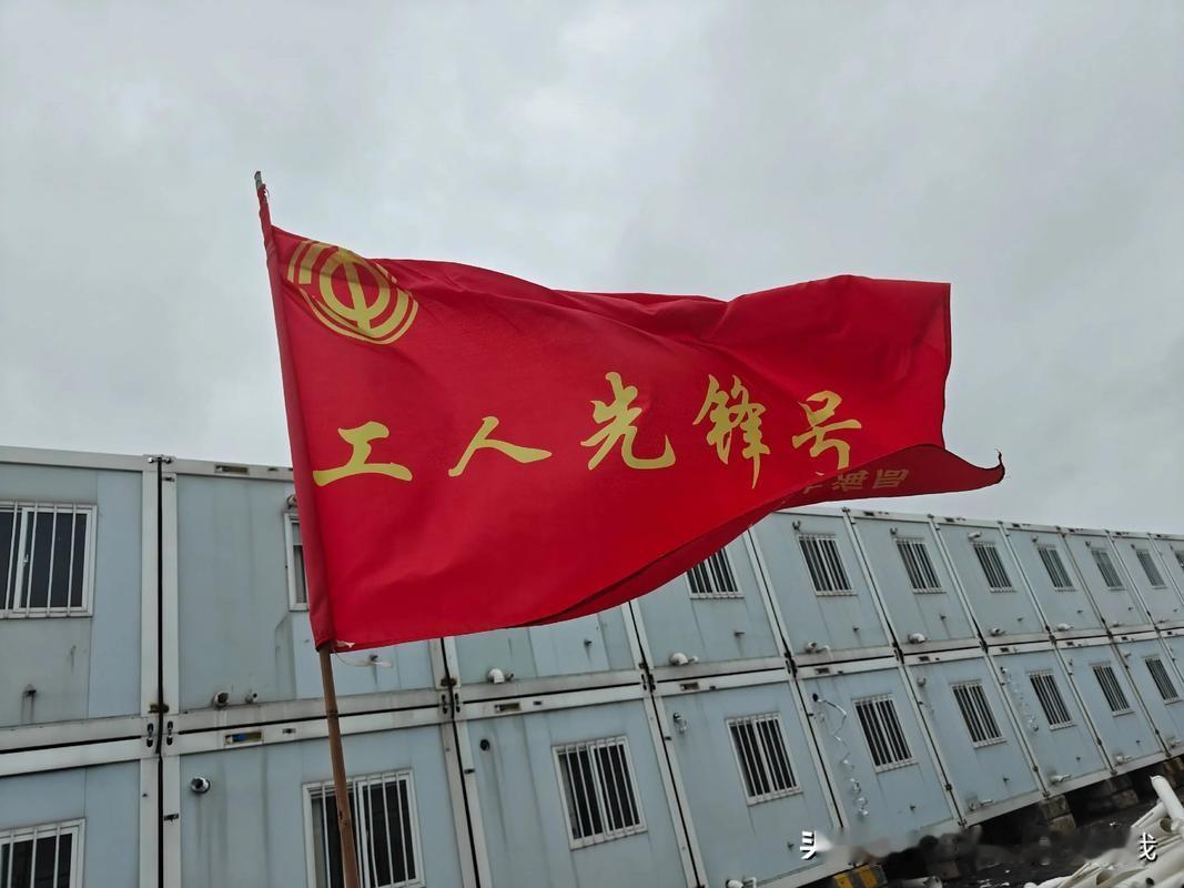 男人，难人！
日子再艰难，也要一步一步往前走 ，重担在肩 ，必须挑起，不容懈怠！