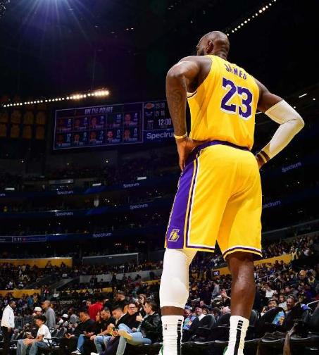 41岁，场均快攻得分6.0分，全联盟第一，比马克西和字母哥都快-。老詹的身体，依