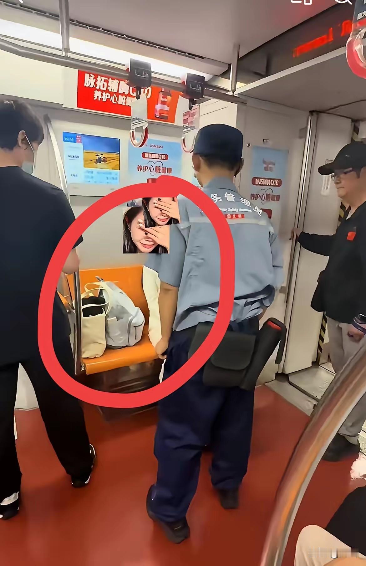 地铁上两袋占一座，老人要座反被怼，女子自己坐一个座，旁边座位还放两个大袋子，站了