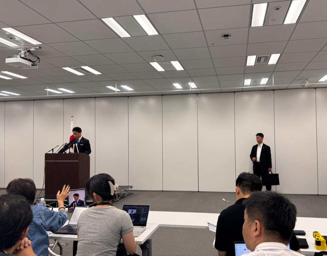 小泉进次郎的保镖站的有点远，如果发生意外，他来得及支援吗？
当年安倍晋三的保镖也