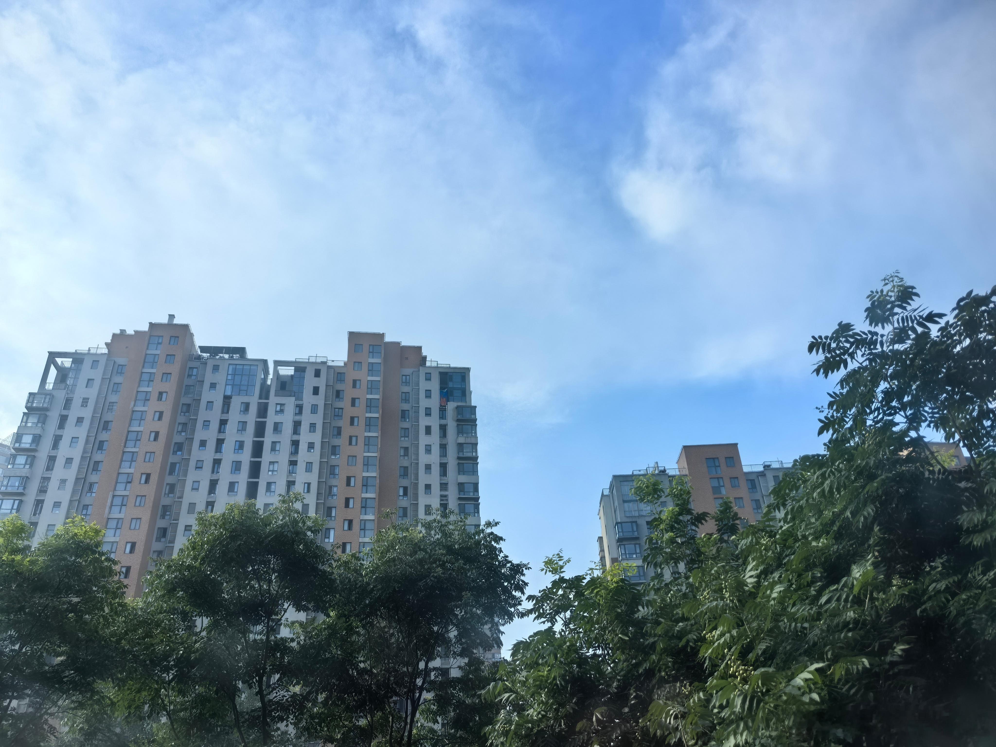 生活手记 好天气已就位☀️，就等女鹅睡醒一起出门去逛街。有陪玩搭子的周末就是这么