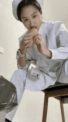 护士：谁说医护人员护士不能吃芒果？
姐就不信那个邪，想吃就吃！还要吃给你看！
好