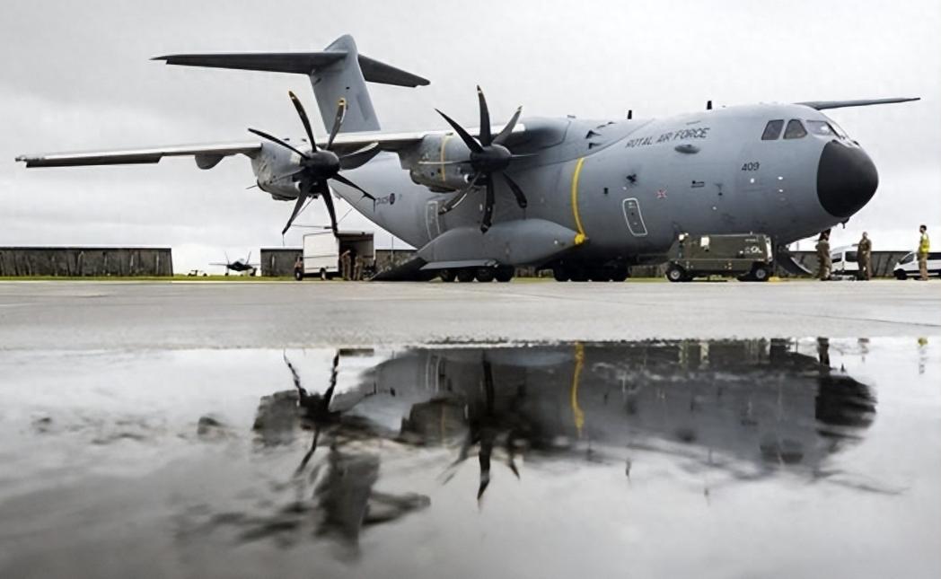 特朗普傻眼了，就在他出售武器装备给台湾，中国首次以 “武力” 威慑美国，中国公开