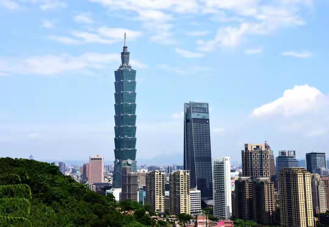 台湾回归祖国还是要力求和平统一
对于台湾回归祖国统一的模式问题，有很多人提出了很