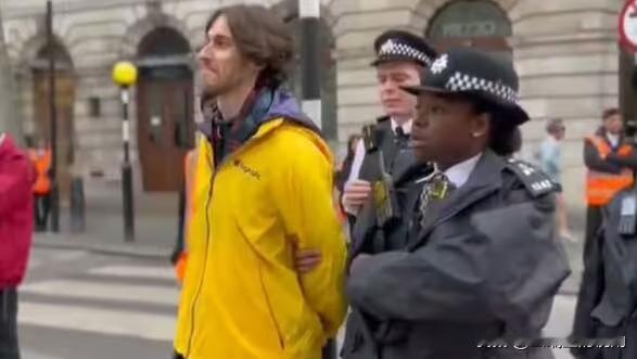 英国国王加冕礼活动现场遭民众举牌抗议“不是我的国王”
今天早上，伦敦警察厅声称有
