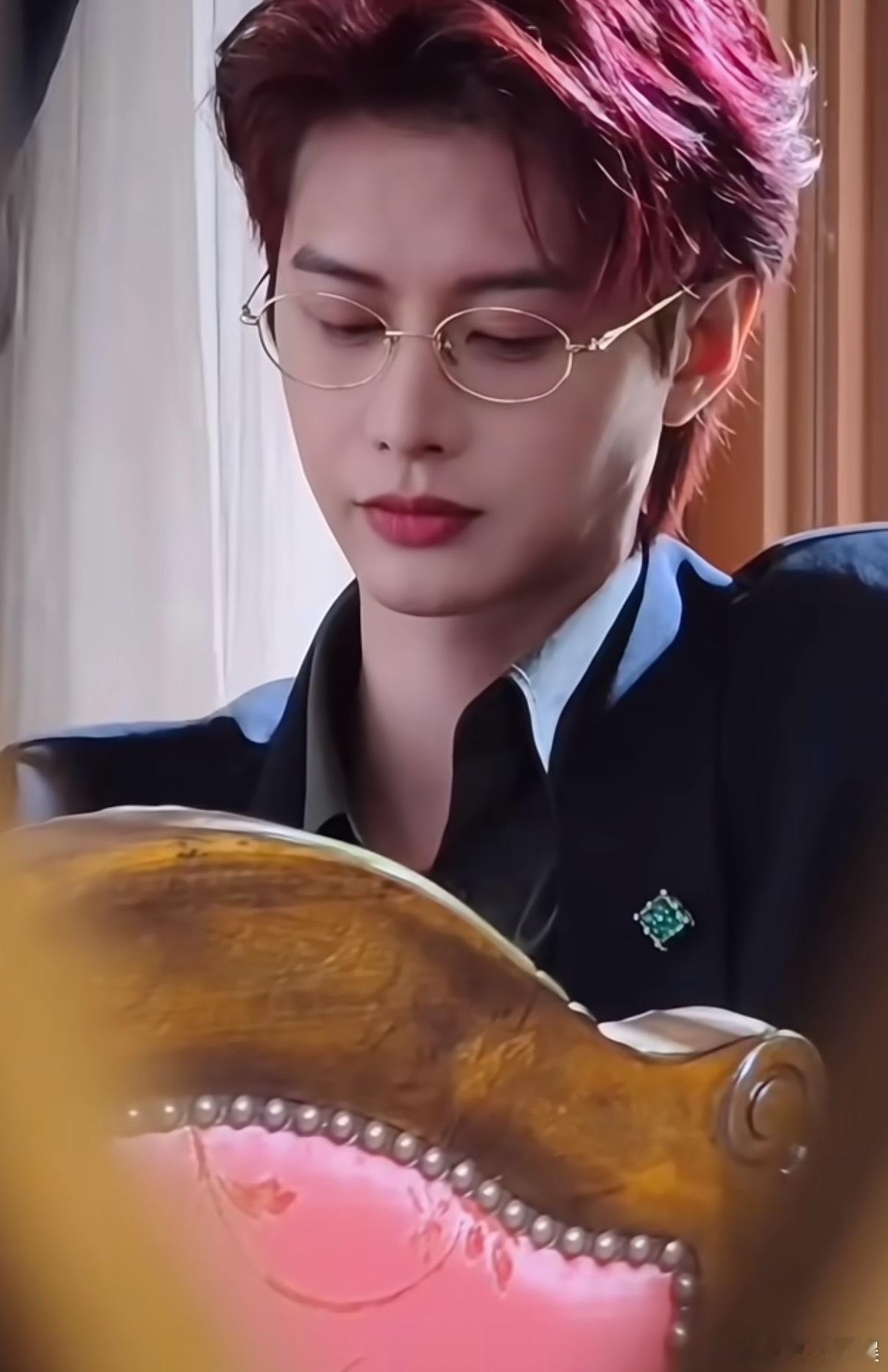 何健麒能不能再🔥一点，太喜欢他的长相了 