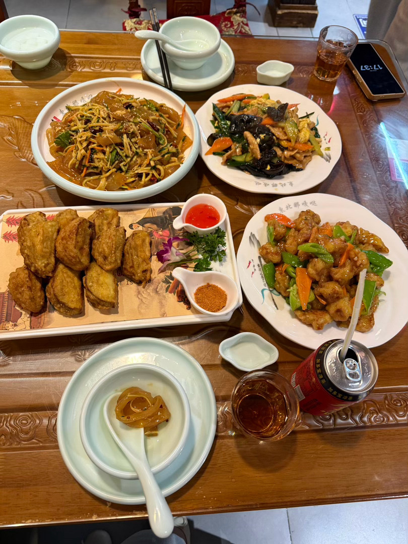 🥤𝗵𝗮𝗮𝗮𝗮𝗮𝗽𝗽𝘆!! ✌︎ 别人都在软饭硬吃，而我在没钱
