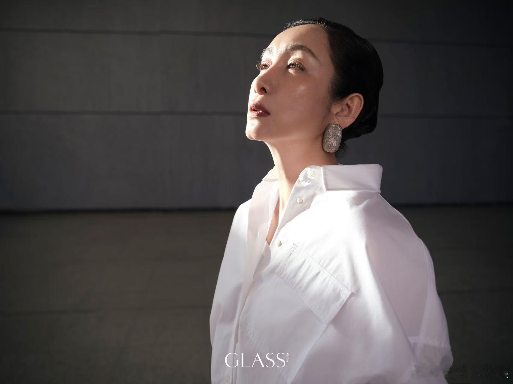 秦海璐只需轻轻出手秦海璐《GLASS》开年刊封面发布，不需要华丽的布景或是天马行