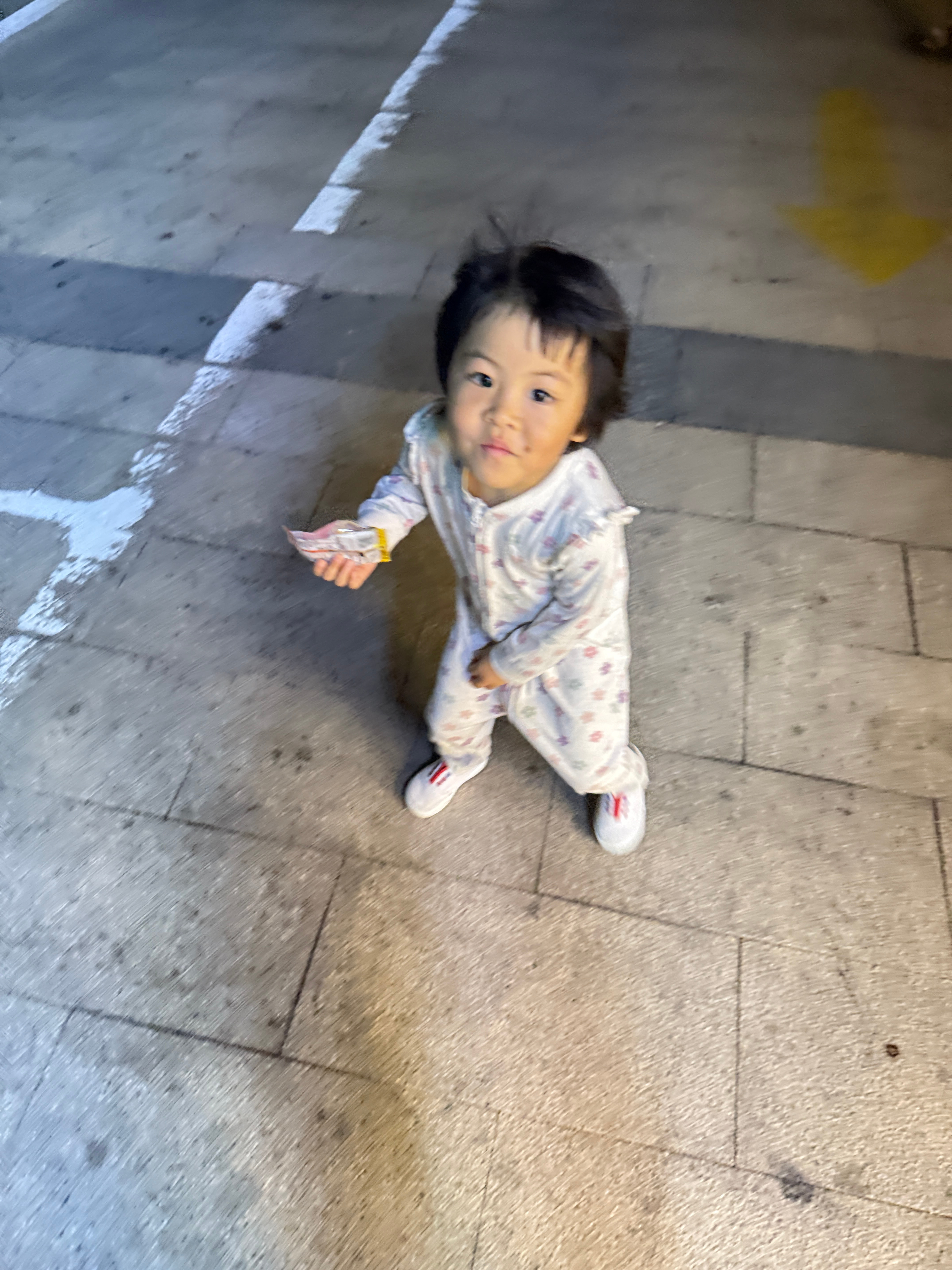 洗完脸出来远远看到一个小孩朝我走来想说谁家小孩这么晚了还在外面玩 