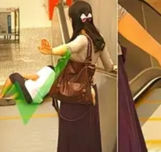 内蒙古一商场发生意外：女子推着轮椅上扶梯，轮椅上坐着老人，老人抱着孩子，轮椅卡住