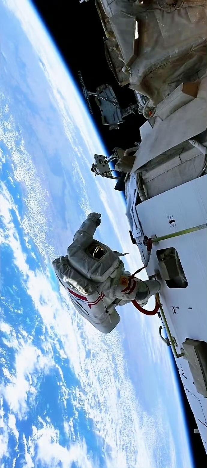 浩瀚苍穹，行稳致远~致敬中国航天 
2024年12月17日，中国载人航天工程的神