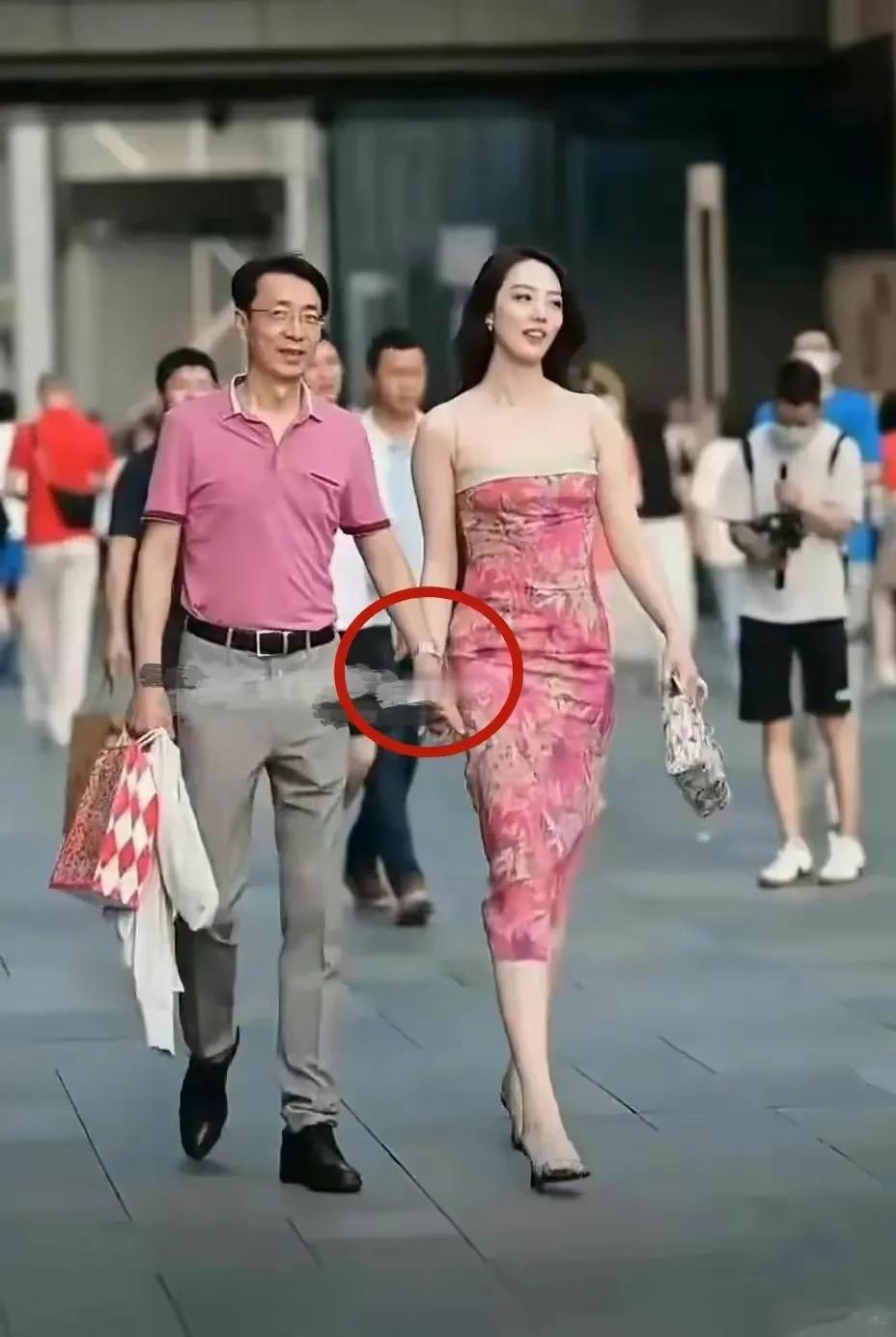老总已被免职，小同事去年研究生毕业进入公司，应该是96年的，这个女孩应该很快会跳